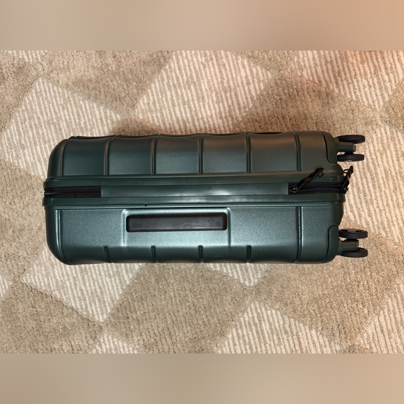 eBag Carry On Hardside Suitcase w/ Front Laptop Pouch - Picture 6 of 9